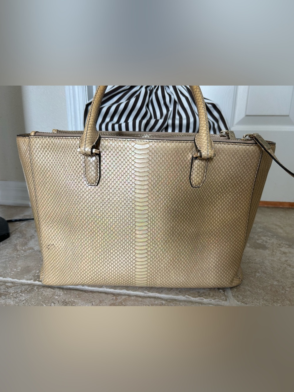 RARE Henri Bendel Iridescent Gold Snake-Embossed Tote Bag with Wallet - Picture 8 of 17